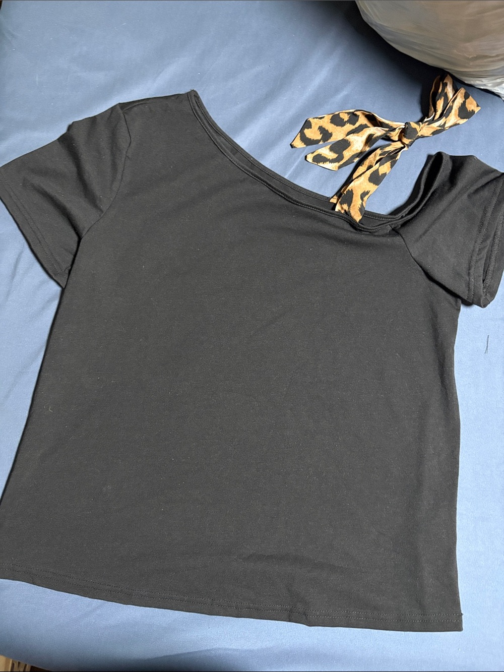 SHEIN Black Short Sleeve Top with Leopard Tie Accent